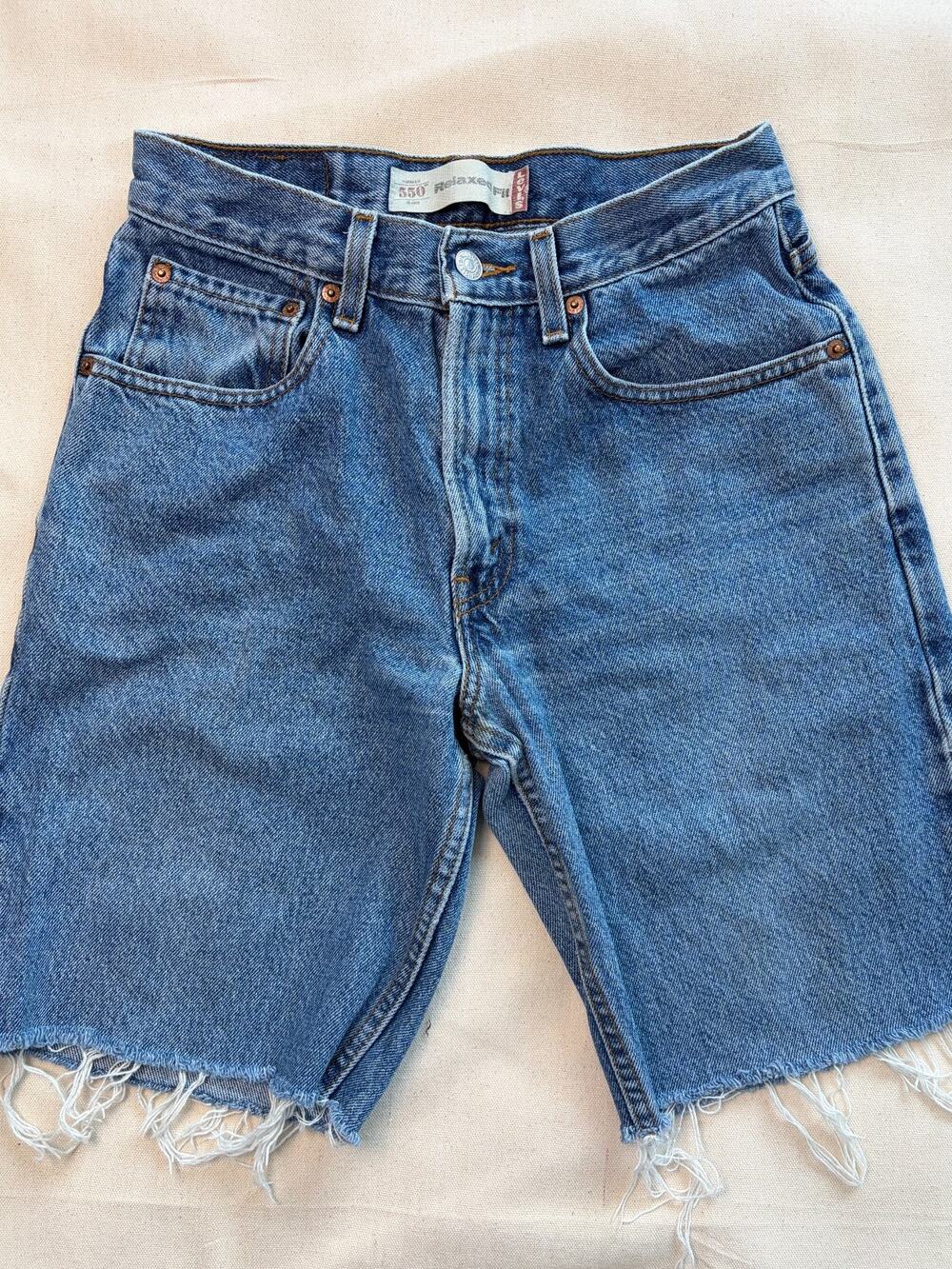 Vintage Levi’s 550 Student Cutoff Denim Shorts 28x30 Relaxed Fit 2000s Jorts